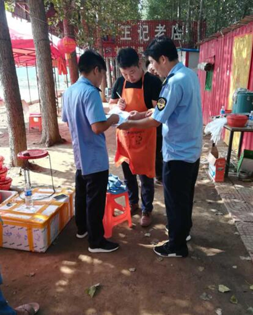 0926中牟县雁鸣湖镇食药监管所全力保障美食节餐饮服务食品安全2_副本.jpg