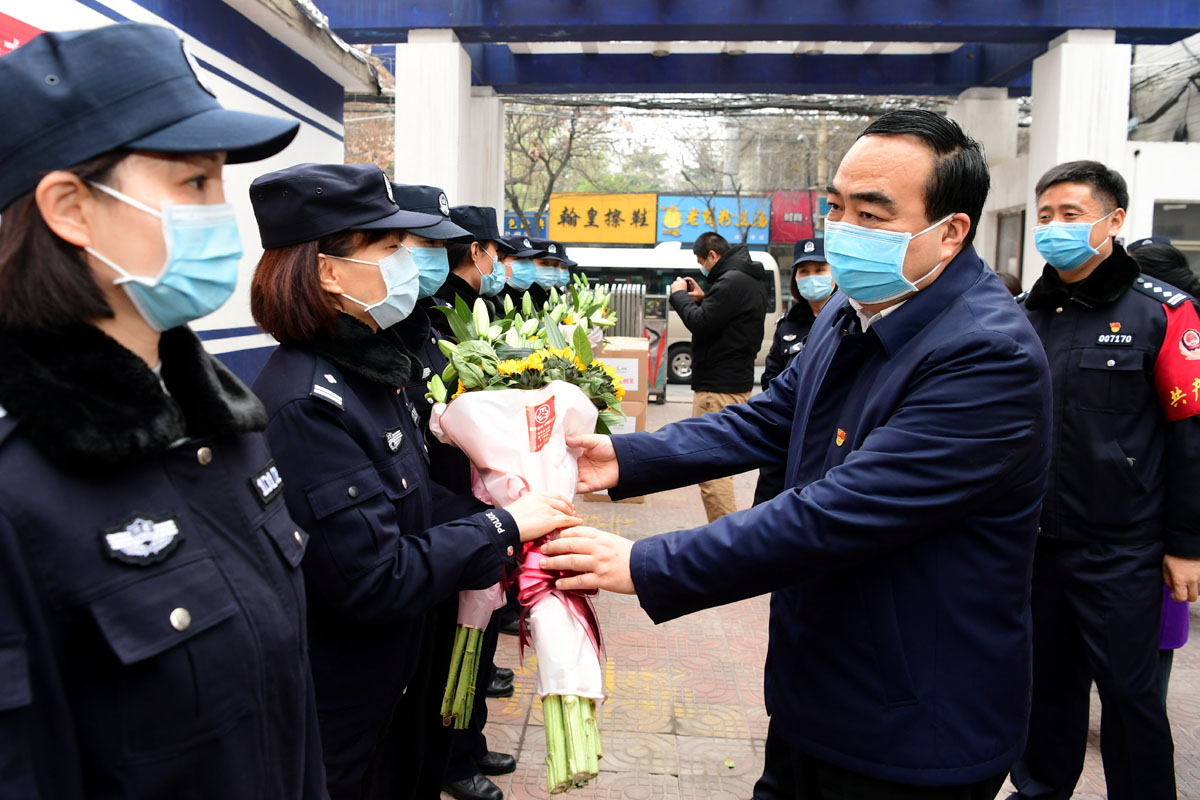 于东辉书记到金水路分局看望慰问社区女民警