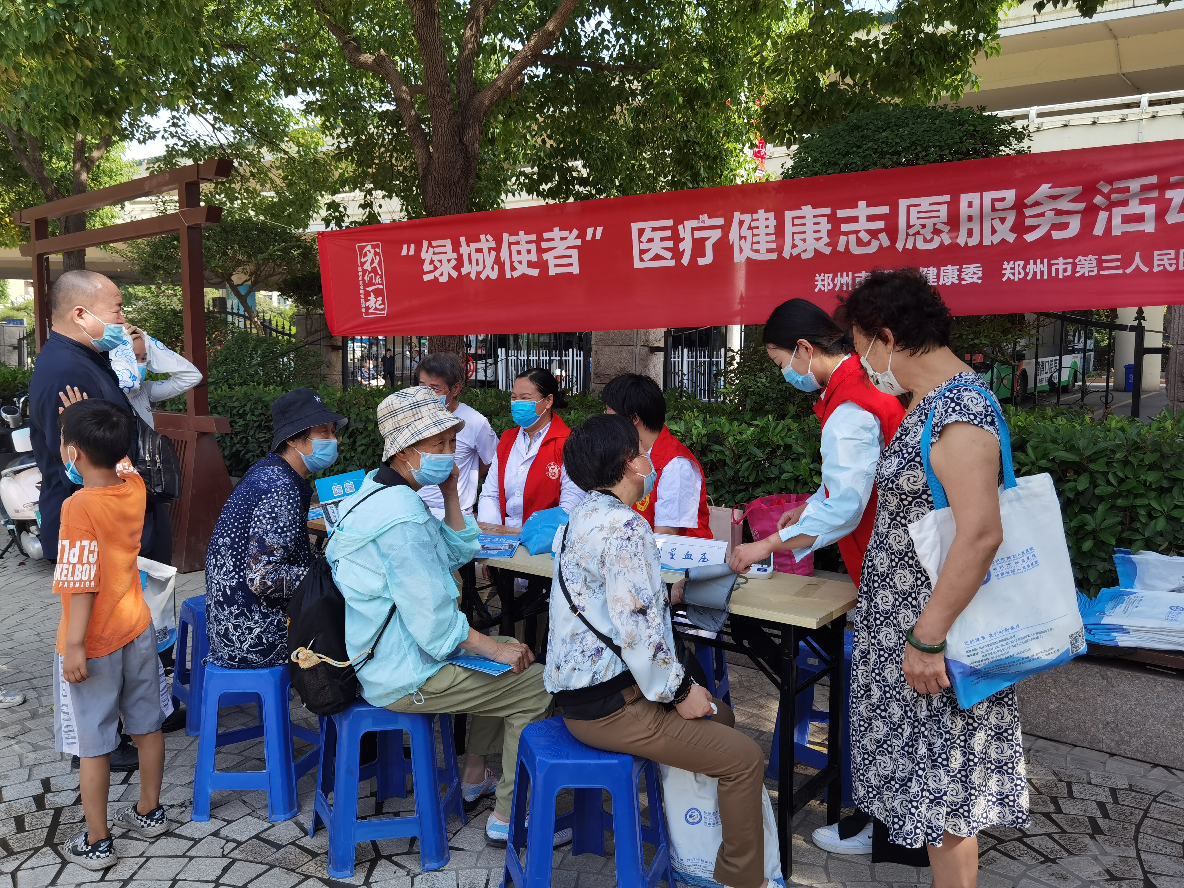 2022年6月20日，郑州市第三人民医院组织医护志愿者在紫荆山广场开展健康义诊志愿服务 (4).jpg