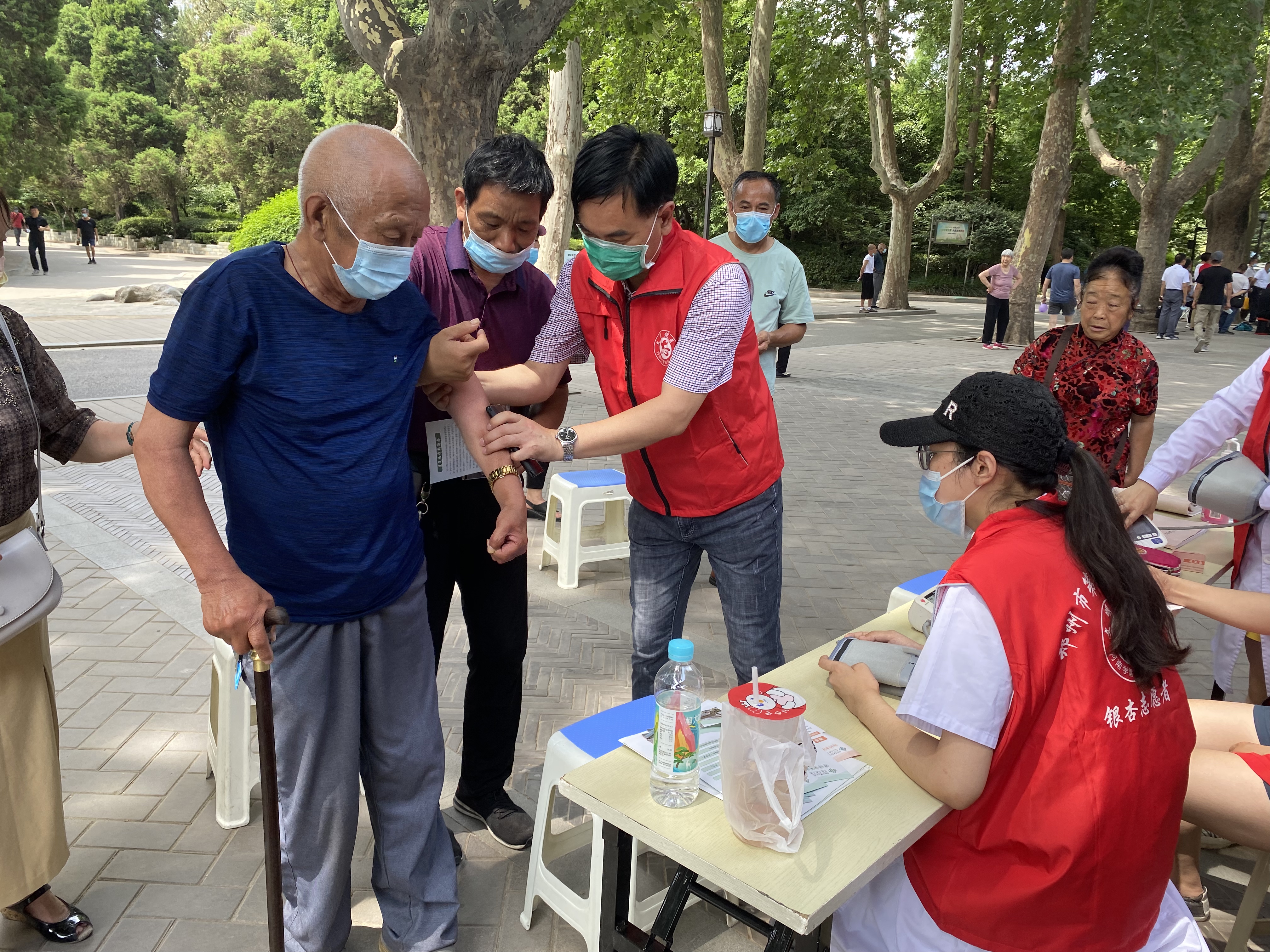 6月19日，郑州市第九人民组织志愿者在人民公园开展“绿城使者——健康卫士”医疗健康志愿服务活动2.jpg