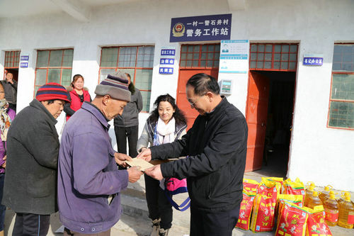 2015年2月11日市司法局领导带领工作人员到定点扶贫村荥阳市崔庙镇石井村进行春节慰问活动2.JPG.jpg