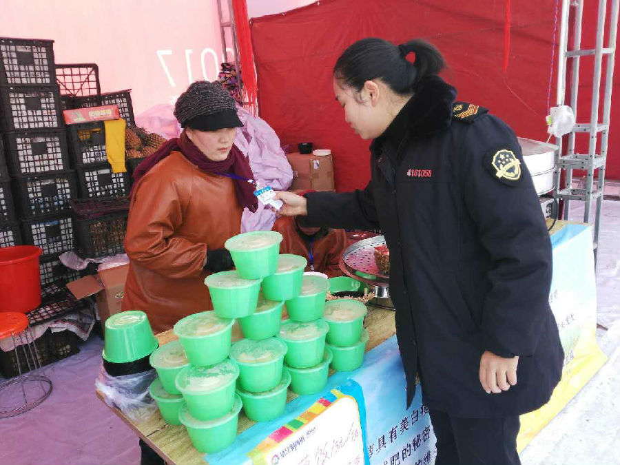 0128中牟县春节庙会食品安全检查3.jpg