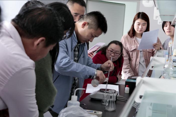 0413经开区食药监局开展快检设备技能培训 全面提升监督执法水平.jpg