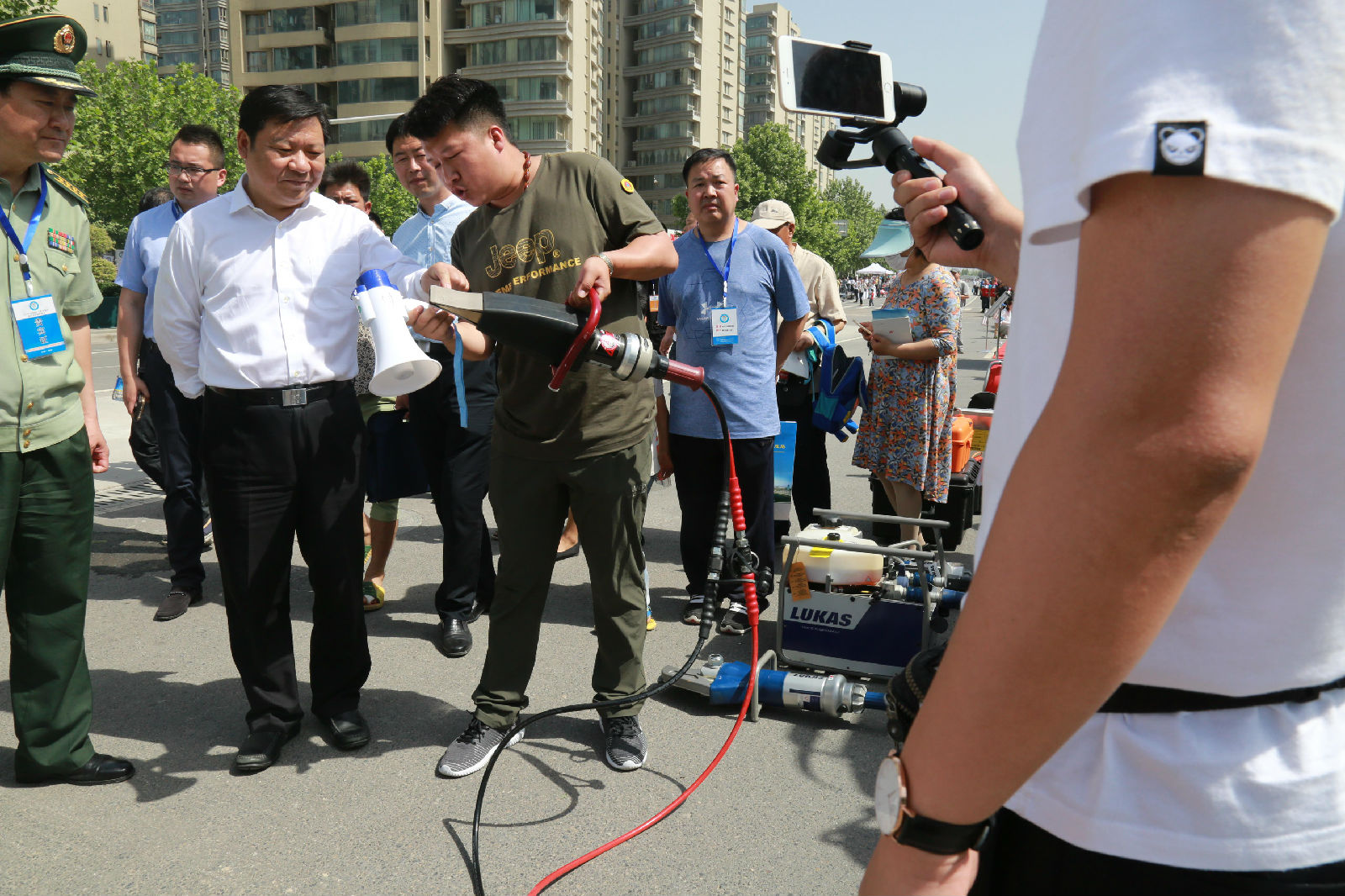 特种救援队员向民政厅厅长鲍常勇同志详细介绍特种救援设备.jpg