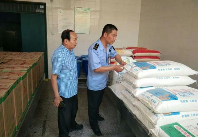 0517国基路食品药品监督所 持续抓好夏季学校食堂食品安全整治工作.jpg