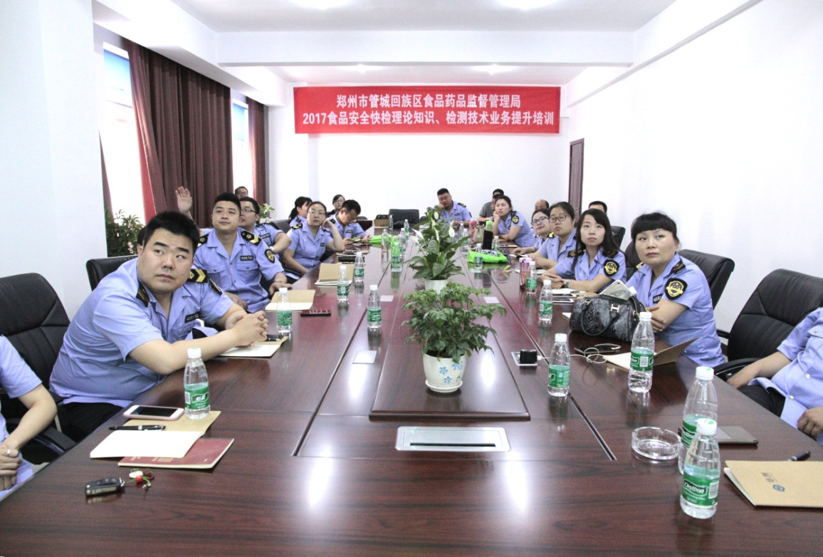 0518管城区食药监局开展2017年食品安全快检理论知识、检测技能业务提升培训1.jpg