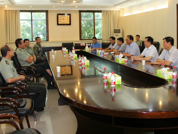 郑州市人防办“八一”前夕慰问部分驻郑部队官兵 (2).JPG