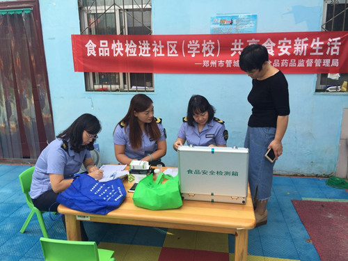 0915管城区西大街食药监管所检查学校食堂及周边食品安全_副本.jpg