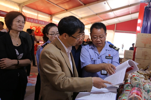 0928万正峰副市长检查我市食品生产企业 确保双节期间食品安全3_副本.jpg