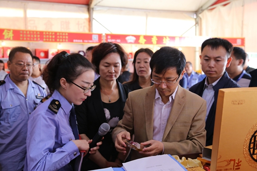 0928万正峰副市长检查我市食品生产企业 确保双节期间食品安全2_副本.jpg