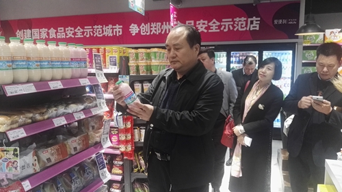 1018郑州市局开展连锁便利店食品安全观摩活动1_副本.jpg