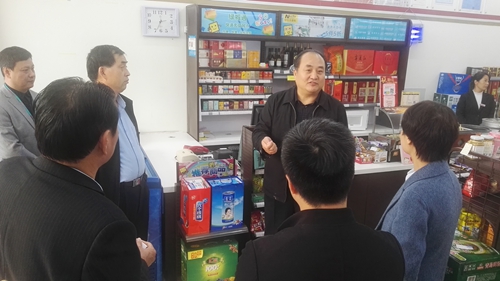 1018郑州市局开展连锁便利店食品安全观摩活动2_副本.jpg