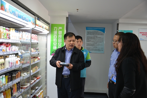 1025郑东新区食药监局积极推进“百家食品安全示范店”创建4_副本.jpg