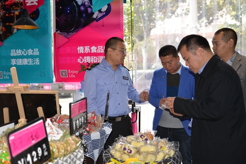 1025郑东新区食药监局积极推进“百家食品安全示范店”创建1_副本.jpg